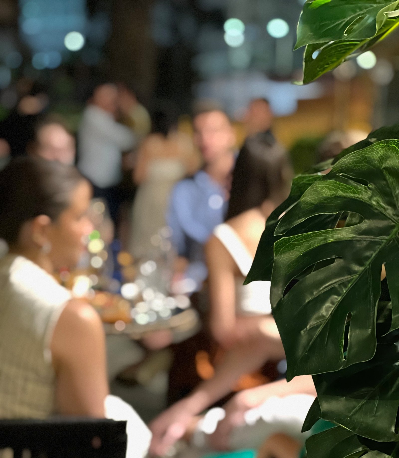 Área externa pet-friendly do Donna Taça com mesas ao ar livre